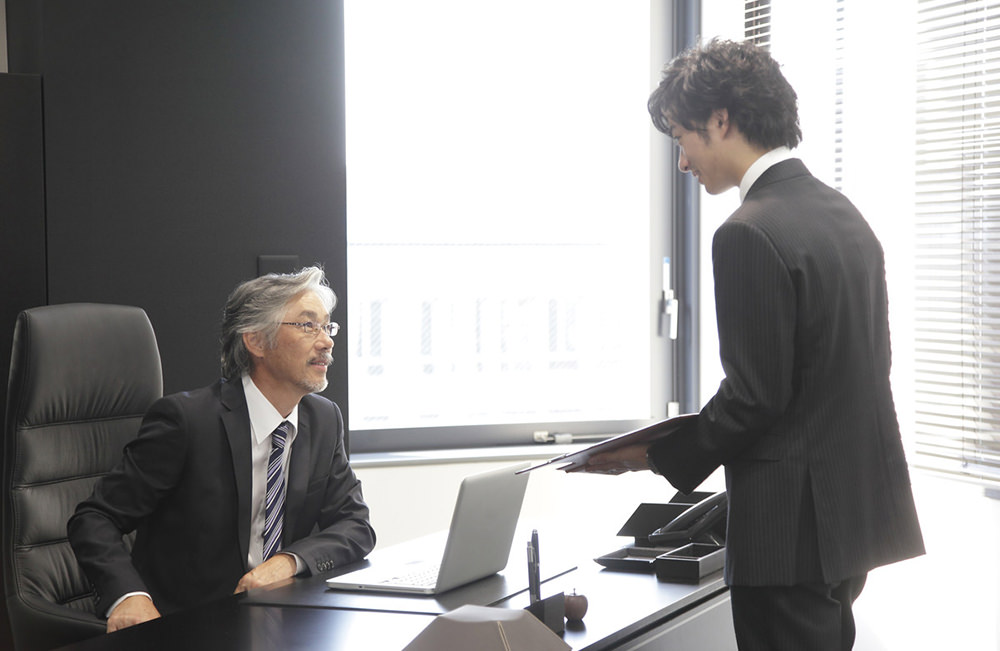 上司の指示を受ける新人社員