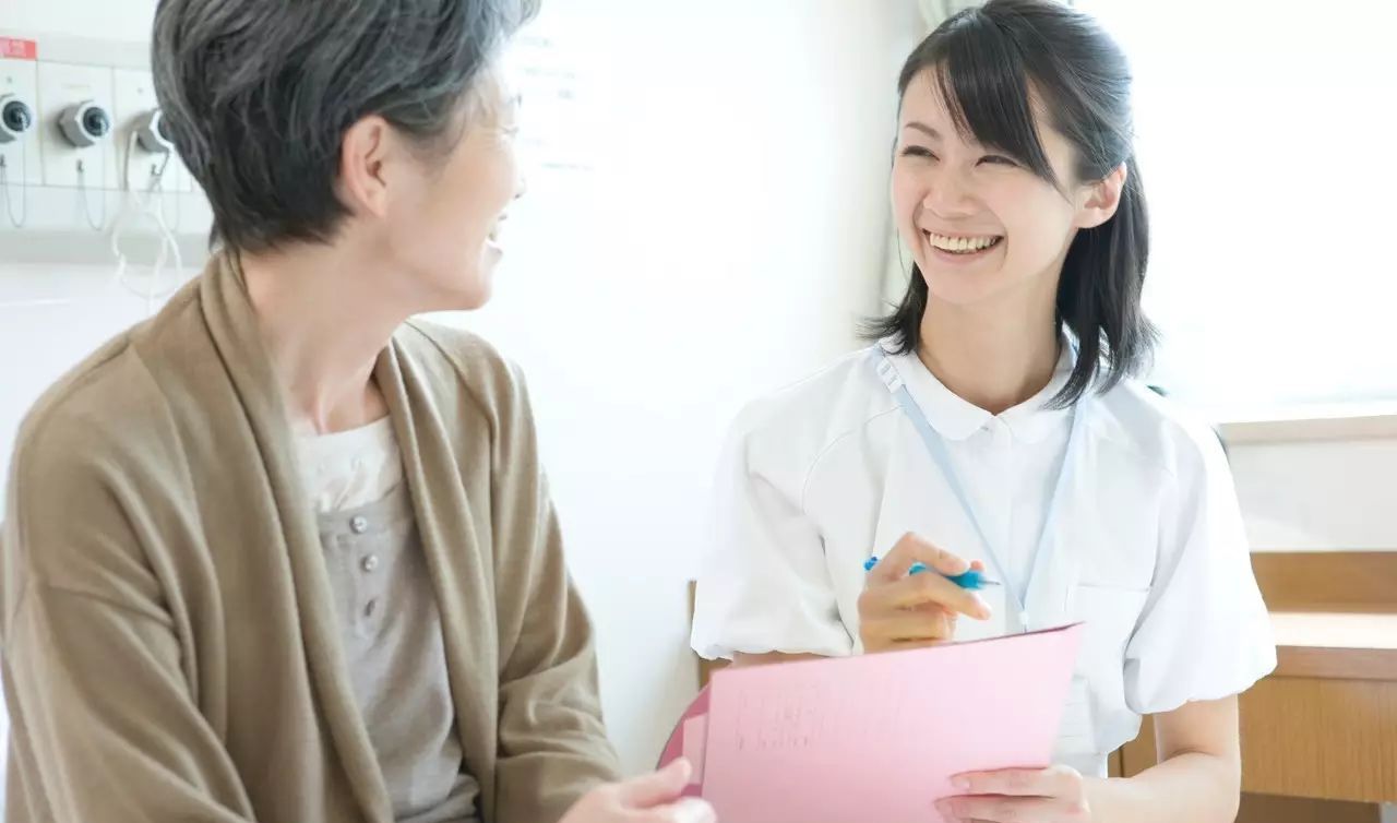 女性医療従事者と話す患者