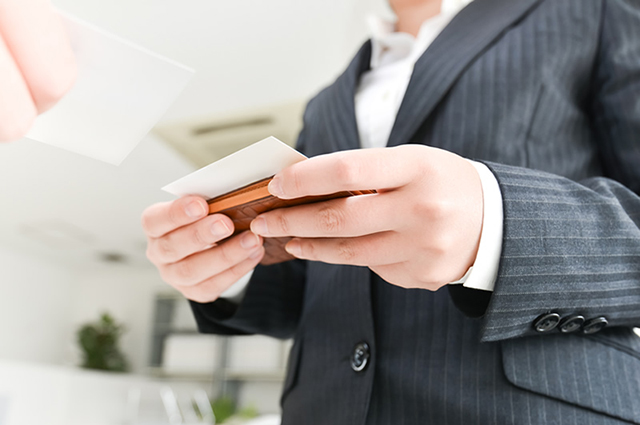 名刺交換をする女性社員