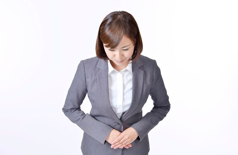 お辞儀をする女性社員