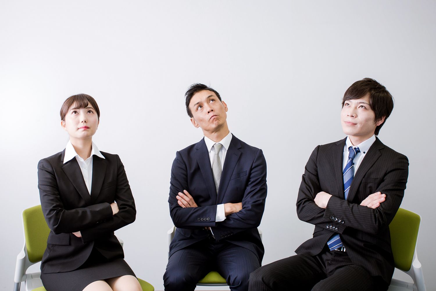 自己分析する男女の会社員